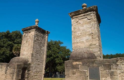 Quaint Cottage with Private Pool-Walk to Everything - Foto 38