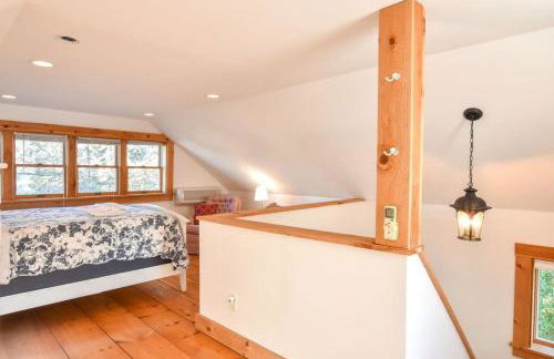 Waterfront Fun at this Huge Family Estate - Foto 63