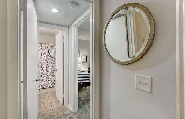 Secluded Condo with Peaceful Wooded Views and Easy Access to the Beach by RedAwning - Foto 18