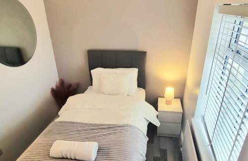 Stunning Lux 3 Bedroom home Priv Parking in Birmingham - Photo 3