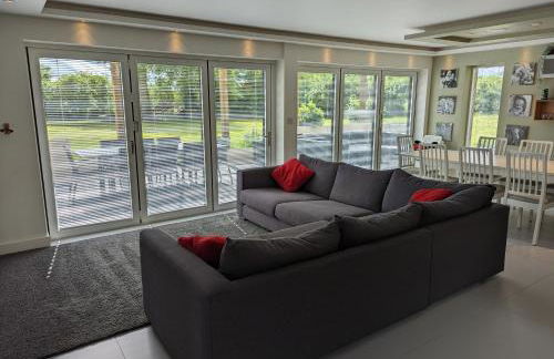 Unique, Spacious, Self-Built Eco Home with huge garden and movie room - Photo 10