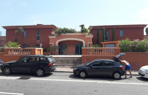 French Riviera 1 bedroom on the beach facing Cannes - Foto 27