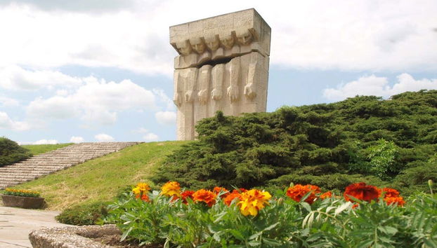 Il Monumento Torn Hearts