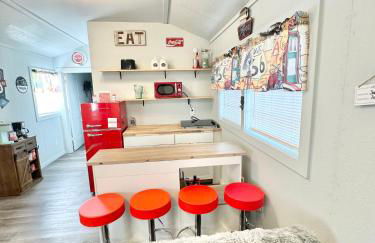 Route 66 Pop Stop-Minutes to Main St - Foto 22