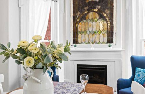 Elegant Manor w Private Yard & Modern Amenities - Foto 23