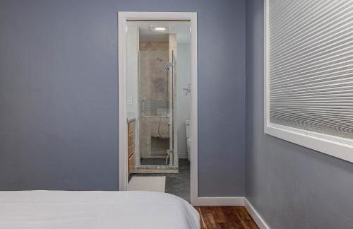 Cozy City Stay, 3bdrm near Airport - Photo 6