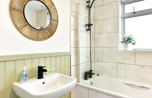 Stylish 3 Bed Home with Parking! - Photo 24