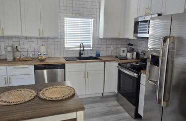 Modern B&W Coastal Retreat 2BR 2BA and Laundry - Foto 9