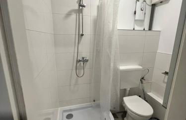 Neuwertiges Apartment mit schnellem WLAN, Netflix, Glasfaser, Kostenlose Privatparkplatz auch für Transporter geeignet R25 - Foto 10