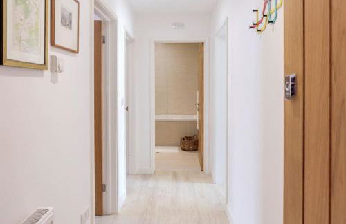 Elegant Epsom Modern Apartment - Photo 8