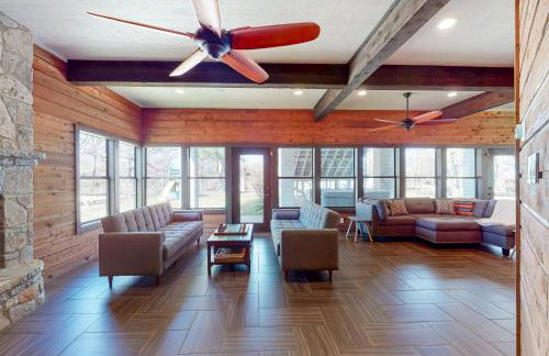 Lakefront home with hot tub, dock, kayaks, central AC, & great lake views - Foto 22