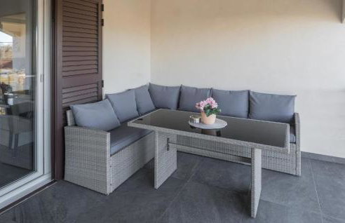 2 Bedroom Lovely Apartment In Nova Vas - Foto 13