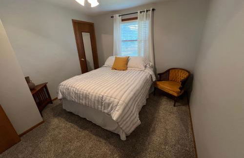 Curly's Quarters (4 Bedroom Home) w/ Lambeau view - Foto 19