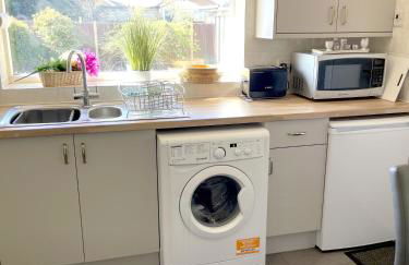 Quiet Secluded two Bedroom Bungalow With Parking - Photo 29