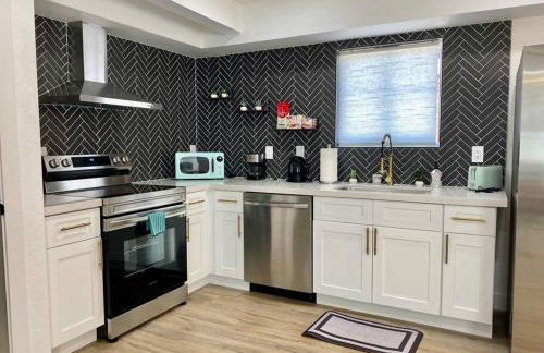 Uniquely remodeled historical district home - Foto 15