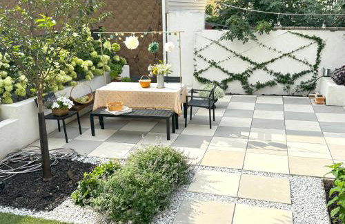 Designer Home 2 Bedroom - 20min to NYC WTC - Private Backyard - Foto 53