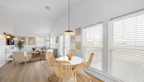 Stylish Home with game room, deck, and canal access - Foto 5