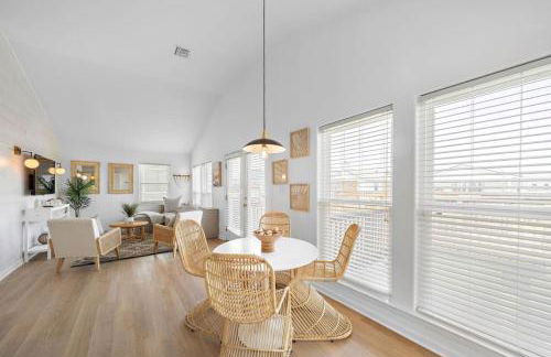 Stylish Home with game room, deck, and canal access - Foto 5