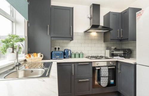 Entire 4 Bedroom house in Bootle Liverpool-Ideal for contractors, family and group-Free Parking & Free internet-Sleeps 7 - Foto 9