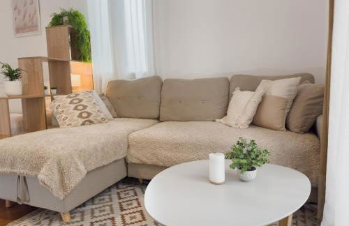 Central Studio - Bright & Modern - Private Terrace - AirCon - Near Train & Beach - Foto 42