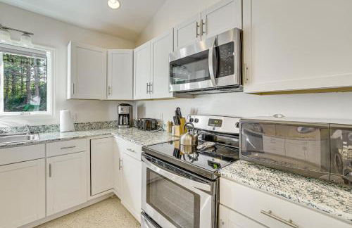 Lake Champlain Retreat with Grill, Fire Pit! - Foto 8