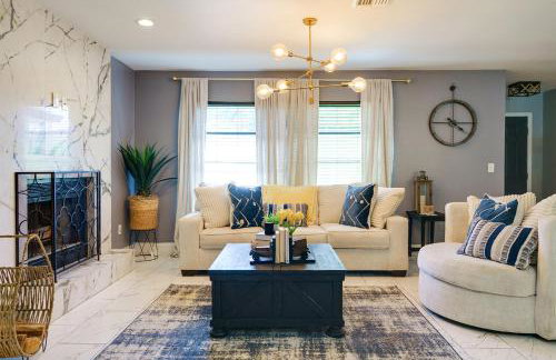 Lounge Area Office Fenced Yard Near It All - Photo 51