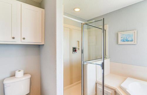 Walk to Beach Home with 2 Decks in Galveston! - Foto 18