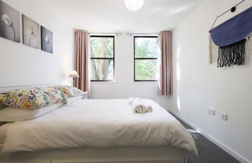 Modern Comfort Near Castle St with WiFi & Parking! - Foto 5