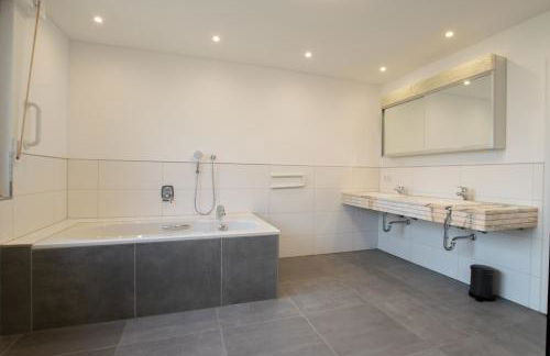 Tolstov House - Freistehendes 9 Zimmer Haus mit großem Garten - Photo 26