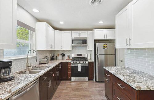 Peaceful and Relaxing Getaway w Beautiful Pool - Photo 5