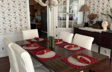 Historic Home near Stony Brook Village & Beach - Foto 1