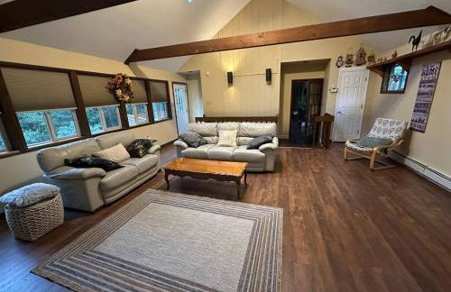 WOW!! Ultimate Pocono Retreat, Hot Tub, Game Room, Deck, Lakes, Skiing, Pools - Foto 10