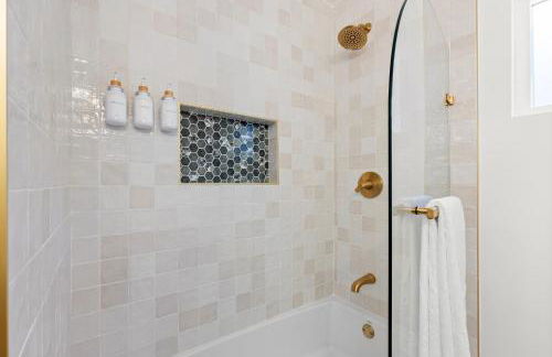 NEW Remodeled Northridge 5 Bedroom Near CSUN & Sherwood Forest - Foto 22