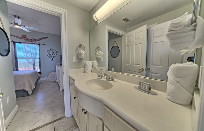 Luxurious Beachfront Condo with Beachside Pool Access and Free WiFi - Unit 1202 by RedAwning - Foto 18