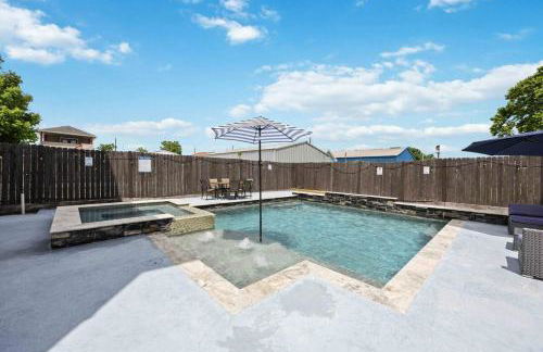 Resort vibe with Pool and Hot tub Downtown skyline views - Photo 16