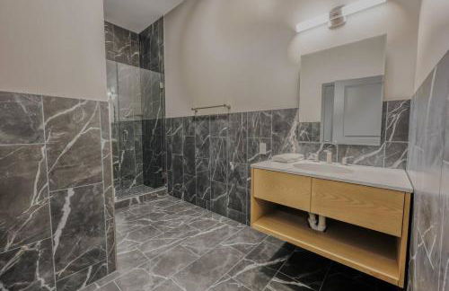 Stylish Downtown 2 Bedroom - Photo 13