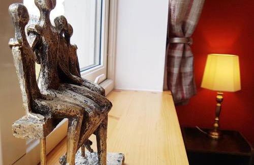 Hill View 2 bedroom free parking - Photo 22