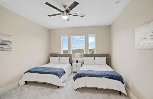 Newly Built Stylish Retreat with Designer Kitchen - Near Park & Beach - Foto 17