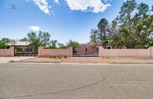 3 Mi to Zoo and Garden ABQ Home with Heated Pool! - Foto 34