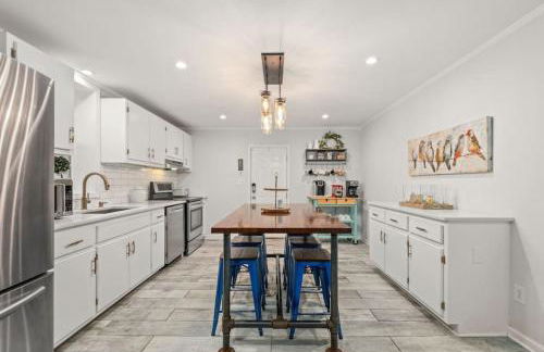 Stone Cottage 3 Bedroom Getaway - Stroll to DT Franklin - Historic Blakely House - Foto 8