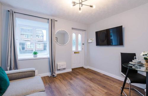 Long Stays Offers , New 2 Bed APT , Sleeps 3 , Wigan , Perfect for Relocations , Contractors , Families - Photo 3