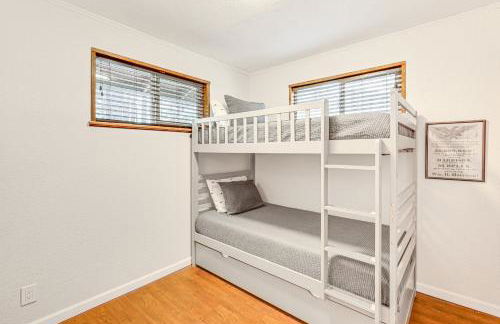 Forest Views and Fire Pit Cozy Pine Cabin - Foto 13