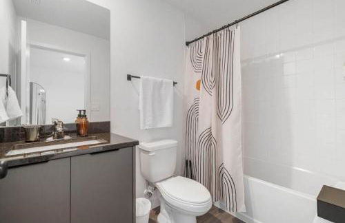 Colorful vibrant Oasis Sleeps 10, 10min to Disney - Photo 27