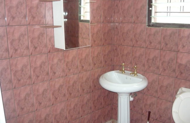 3 Bed House Sleeps 6 - Parking, Wifi, Generator - Foto 16