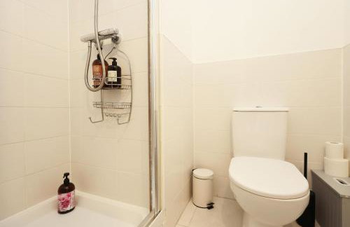 Contractor 4 Bed 3 Bath House Near Airport Parking Barry Island with Parking - Foto 32