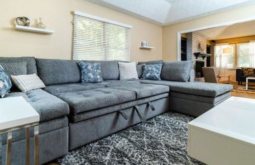 Ultimate Getaway with Pool and Games - Foto 3