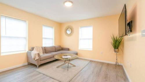 Gorgeous Waterfront 2 Bedroom 1 Bath Modern Home. - Foto 2