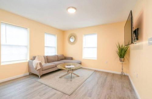 Gorgeous Waterfront 2 Bedroom 1 Bath Modern Home. - Foto 2