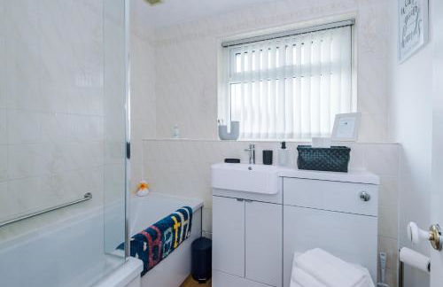 4BR Home for 8, Full Kitchen, Parking, WiFi in Northwich - Photo 41