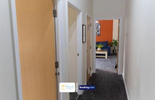 Large 2 Bedroom Apartment By The One Retreats Short Lets & Serviced Accommodation Horley Close To Gatwick Airport - Foto 42